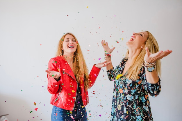 Les jeunes femmes apprécient les confettis volants