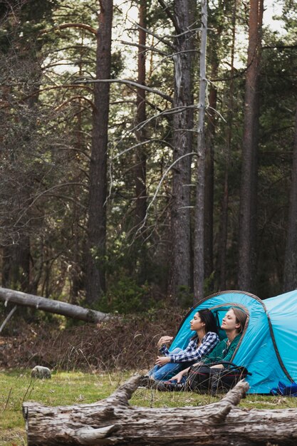 Les jeunes femmes apprécient la nature dans la tente