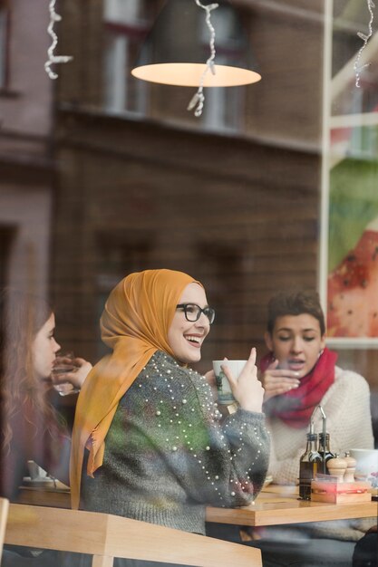 Jeunes femmes, apprécier, a, café, ensemble