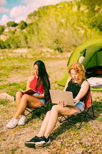 Jeunes femmes assises et au repos au camp