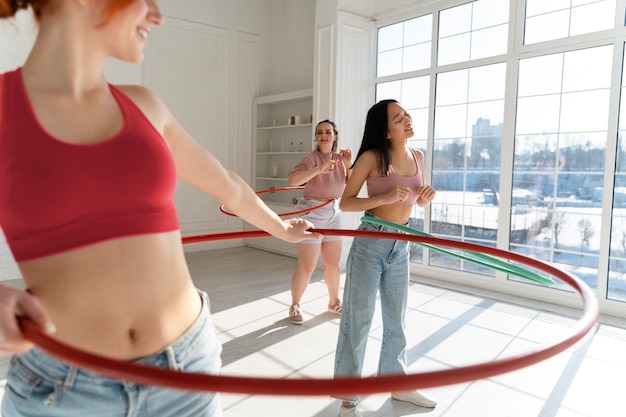 Photo gratuite jeunes femmes avec des cerceaux