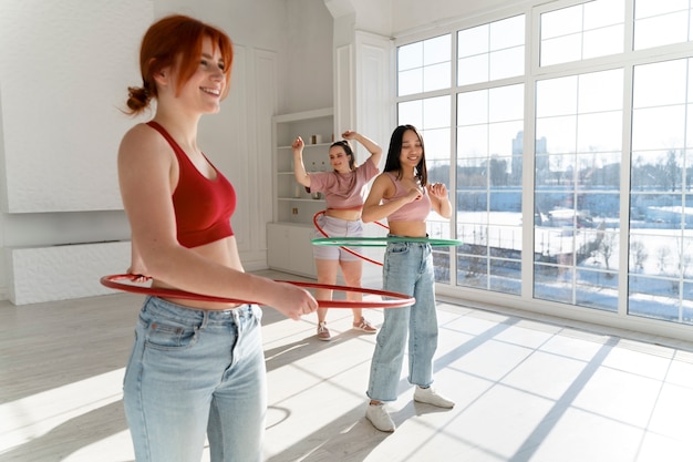 Jeunes femmes avec des cerceaux