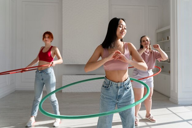 Jeunes femmes avec des cerceaux