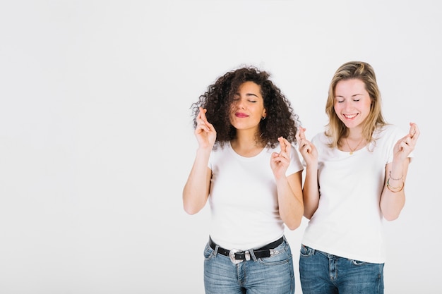 Jeunes femmes croisant les doigts