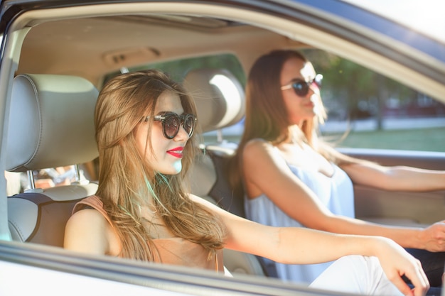 Jeunes femmes, dans voiture, sourire