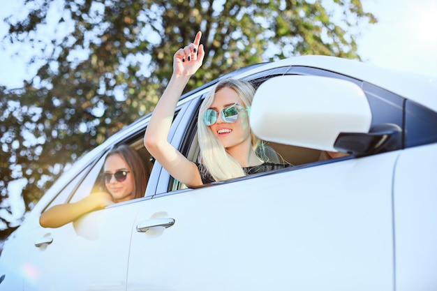 Jeunes femmes, dans voiture, sourire