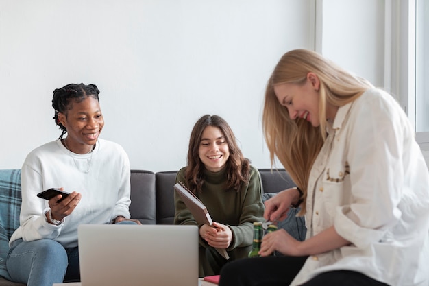 Jeunes femmes à faible angle à la maison