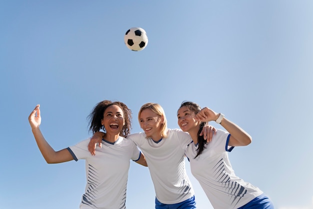 Jeunes femmes faisant partie d'une équipe de football