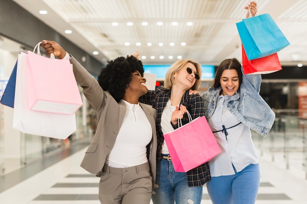 Photo gratuite jeunes femmes heureuses après le shopping