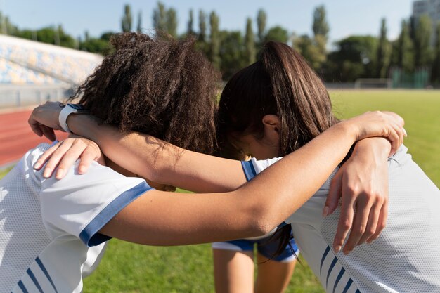 Jeunes femmes jouant au football