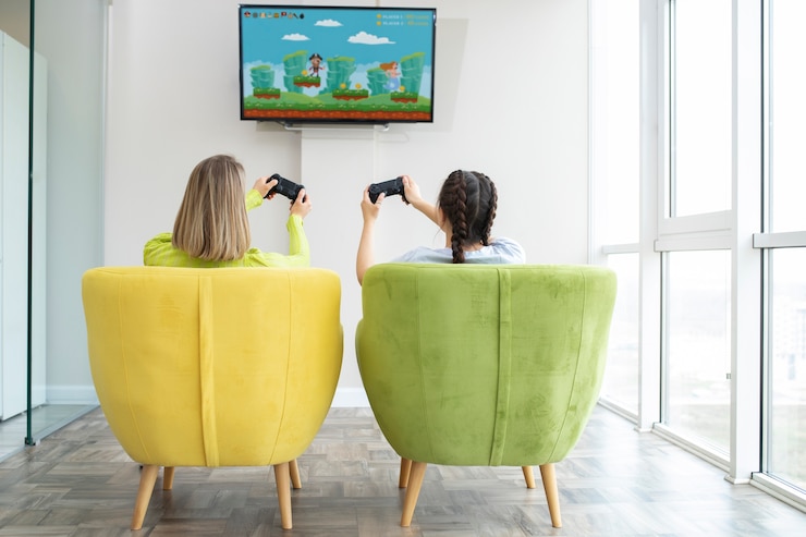 Photo gratuit jeunes femmes jouant à des jeux vidéo ensemble