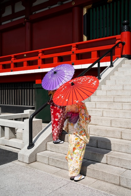 Photo gratuite jeunes femmes avec kimono et wagasa