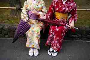 Photo gratuite jeunes femmes avec kimono et wagasa