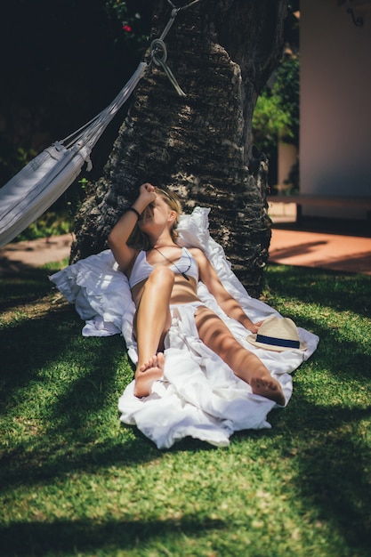 Jeunes femmes minces se détendre bronzer