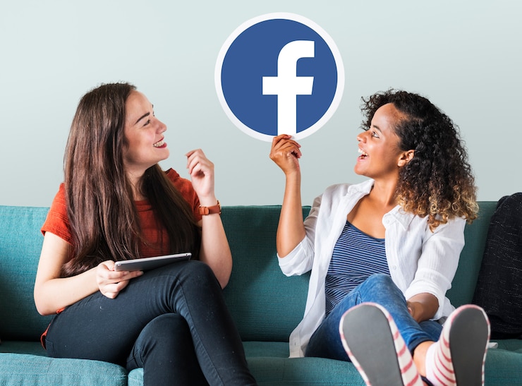 Photo gratuit jeunes femmes montrant une icône facebook