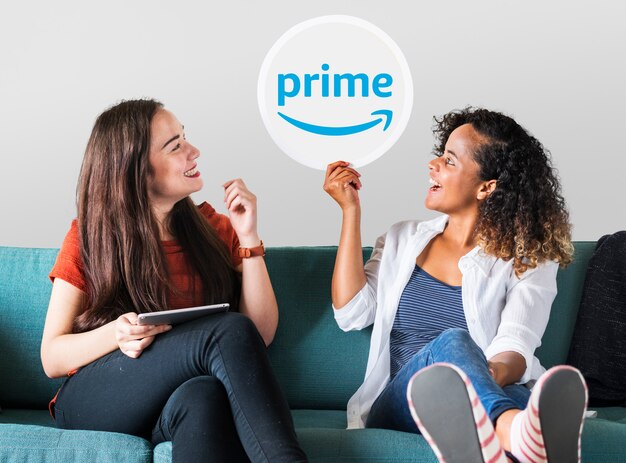 Jeunes femmes montrant une icône Prime Video