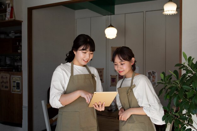 Jeunes femmes organisant leur pâtisserie