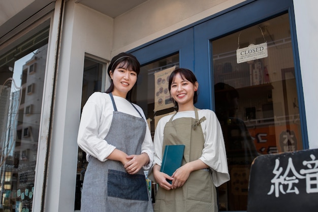 Photo gratuite jeunes femmes organisant leur pâtisserie