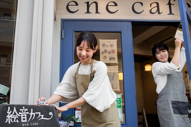 Jeunes femmes organisant leur pâtisserie