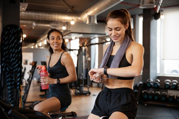 Jeunes femmes participant à un cours de spinning