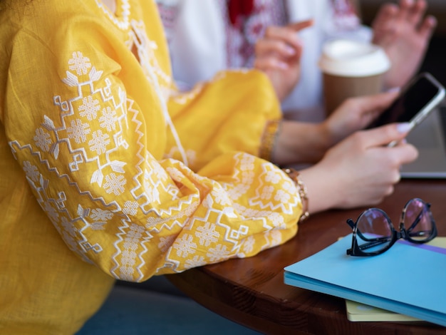 Jeunes femmes portant des chemises brodées