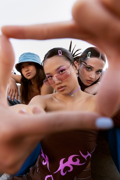 Photo gratuite jeunes femmes portant la mode des années 2000