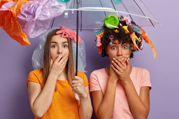 Jeunes femmes posant avec des déchets plastiques