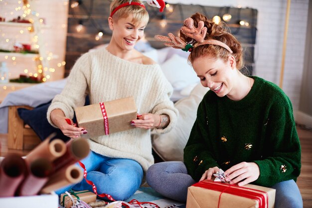 Jeunes femmes préparant des cadeaux de Noël