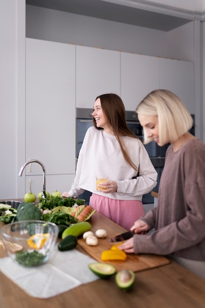 Jeunes femmes préparant leur régime alimentaire