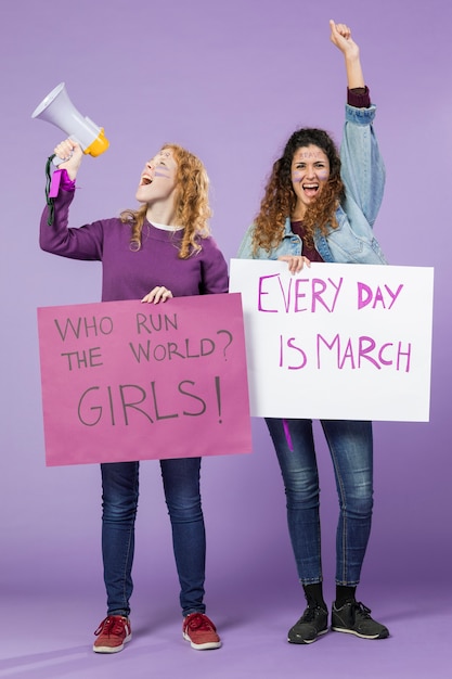 Jeunes femmes protestant ensemble