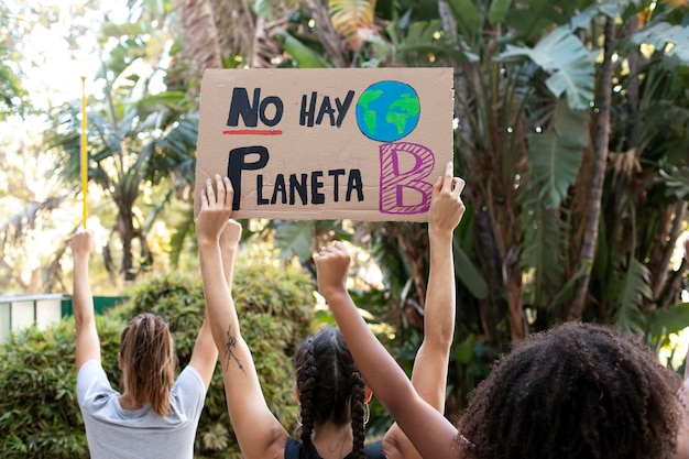 Des jeunes femmes protestent contre le changement climatique