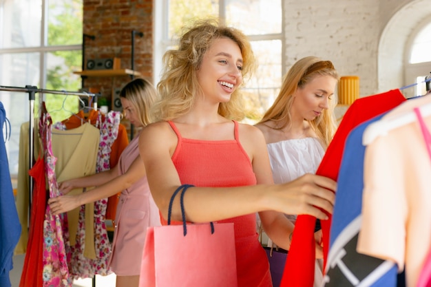 Les jeunes femmes à la recherche de nouveaux vêtements.