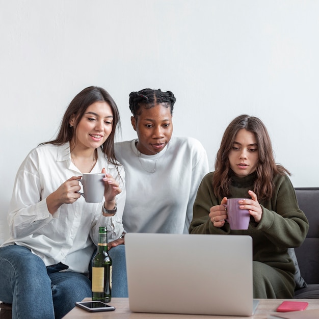 Jeunes femmes, regarder, ordinateur portable