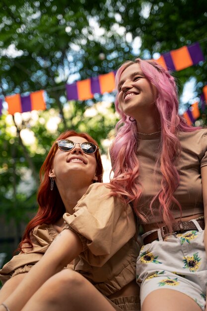 Jeunes femmes s'amusant en été