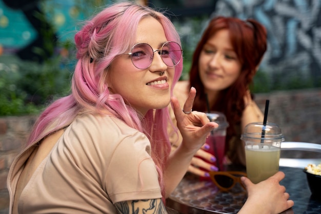 Photo gratuite jeunes femmes s'amusant en été