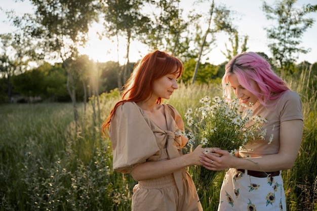 Photo gratuite jeunes femmes s'amusant en été