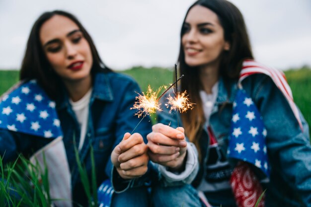 Jeunes femmes s&#39;amusant le jour de l&#39;indépendance