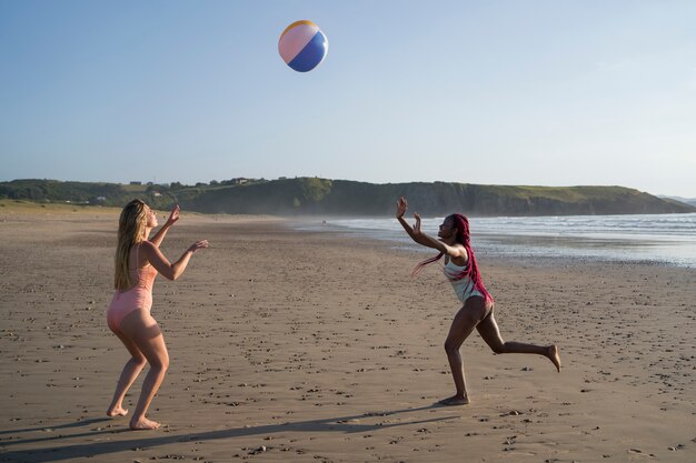 Jeunes femmes s'amusant à la plage