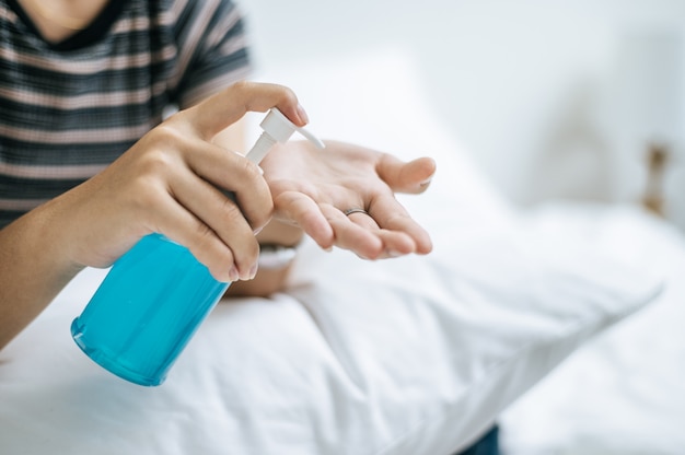 Les jeunes femmes se lavent les mains avec du gel pour se laver les mains.