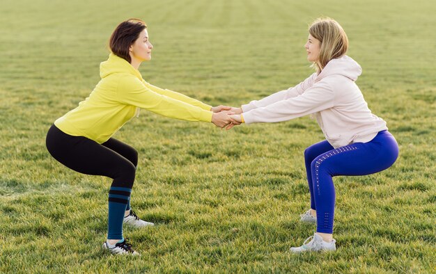 Jeunes femmes sportives à l'extérieur faire des exercices de fitness