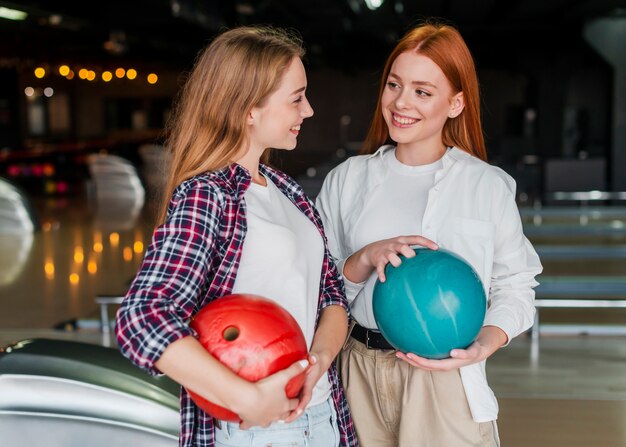 Jeunes femmes tenant des boules de bowling