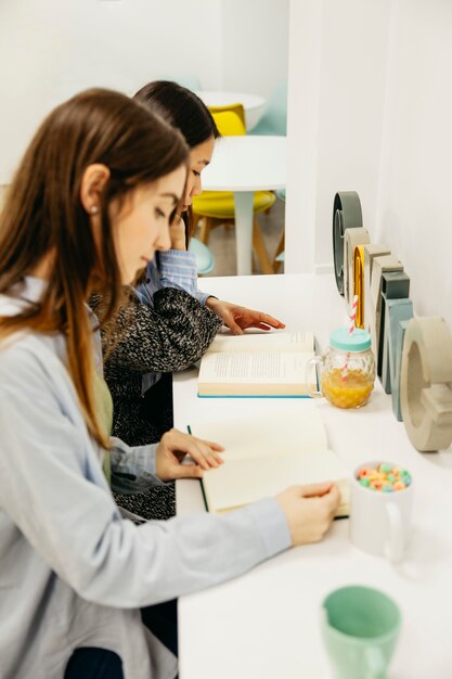 Jeunes femmes en train de se détendre et de lire