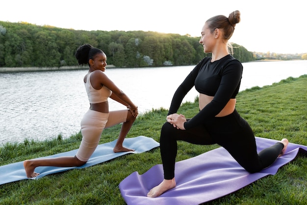 Jeunes femmes en vêtements de sport travaillant à l'extérieur