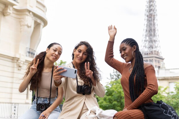 Jeunes femmes voyageant et s'amusant ensemble à paris