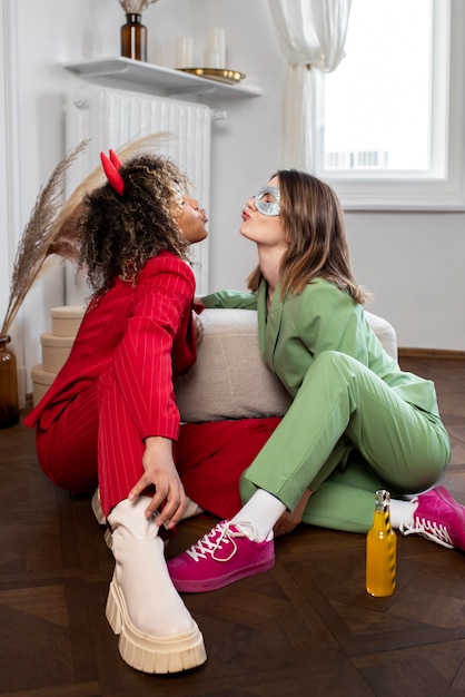 Photo gratuite jeunes à la fête des costumes