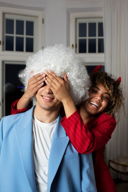 Photo gratuite jeunes à la fête des costumes