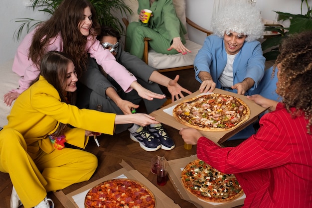 Jeunes à la fête des costumes