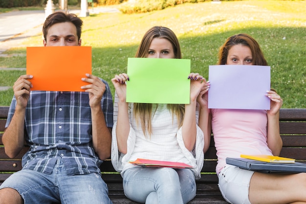 Jeunes avec des feuilles de papier propres