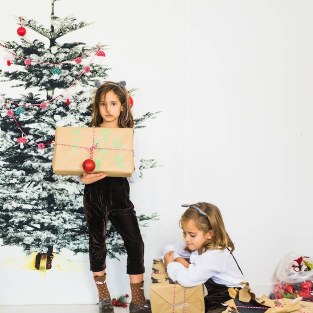 Photo gratuite jeunes filles avec des boîtes présentes