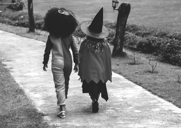 Jeunes filles en costumes d&#39;Halloween